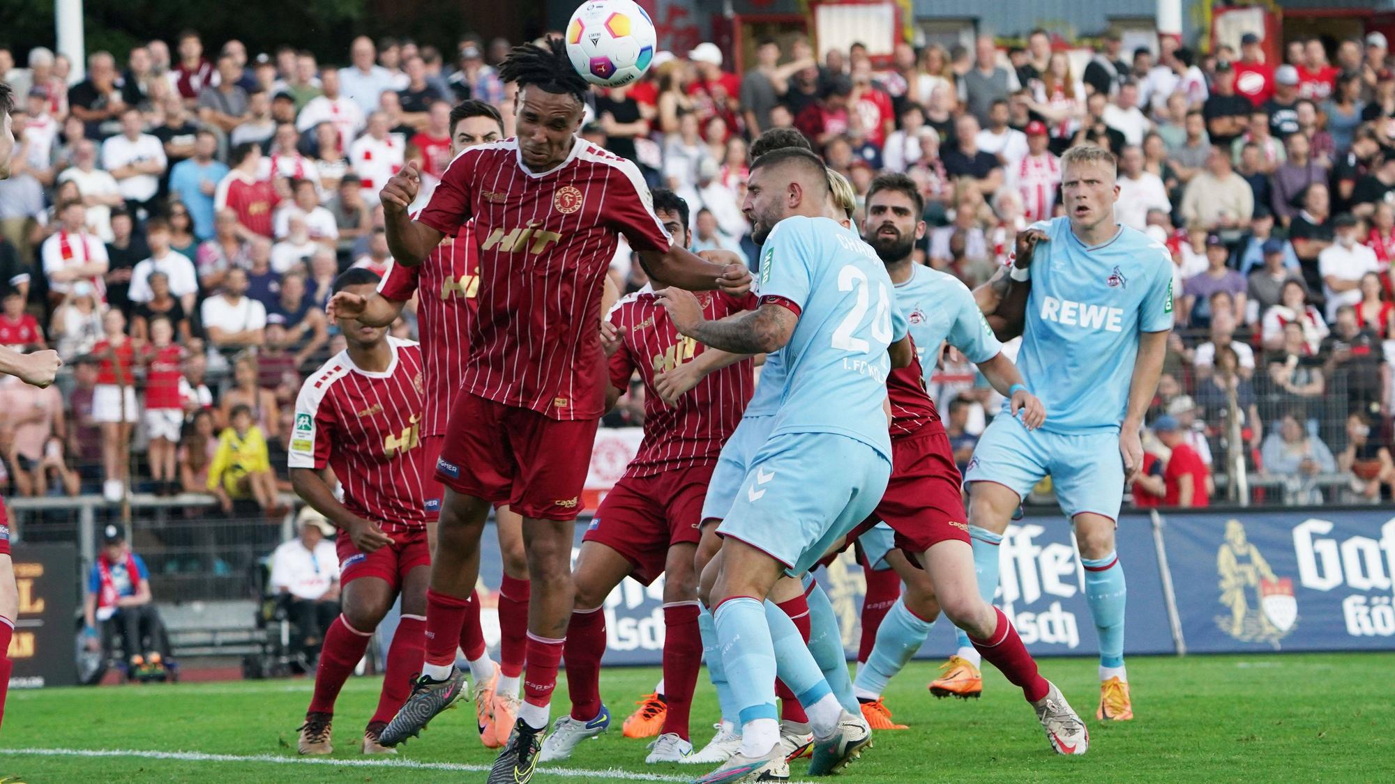 Fussball, Bundesliga, Saison 2023/2024, Testspiel Fortuna Köln-1. FC Köln, 28.07.2023, Südstadion Köln Joshua Eze Fortuna Köln , Jeff Chabot, FC Köln *** Football, Bundesliga, season 2023 2024, test match Fortuna Köln 1 FC Köln, 28 07 2023, Südstadion Köln Joshua Eze Fortuna Köln , Jeff Chabot, FC Köln