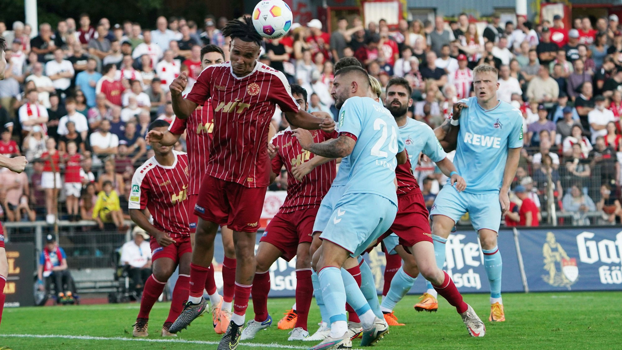 Fussball, Bundesliga, Saison 2023/2024, Testspiel Fortuna Köln-1. FC Köln, 28.07.2023, Südstadion Köln Joshua Eze Fortuna Köln , Jeff Chabot, FC Köln *** Football, Bundesliga, season 2023 2024, test match Fortuna Köln 1 FC Köln, 28 07 2023, Südstadion Köln Joshua Eze Fortuna Köln , Jeff Chabot, FC Köln