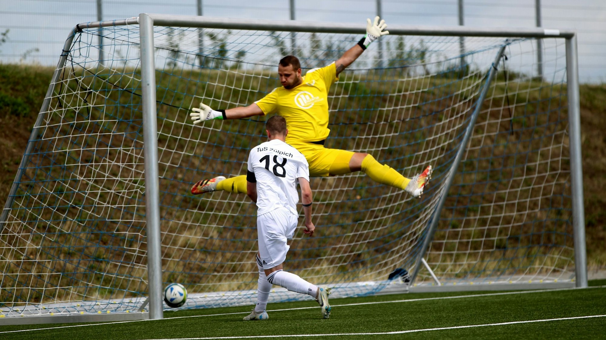 Das Bild zeigt, wie Zülpichs Dominik Spies den DHO-Torhüter Dominik Schöpfer überwindet.