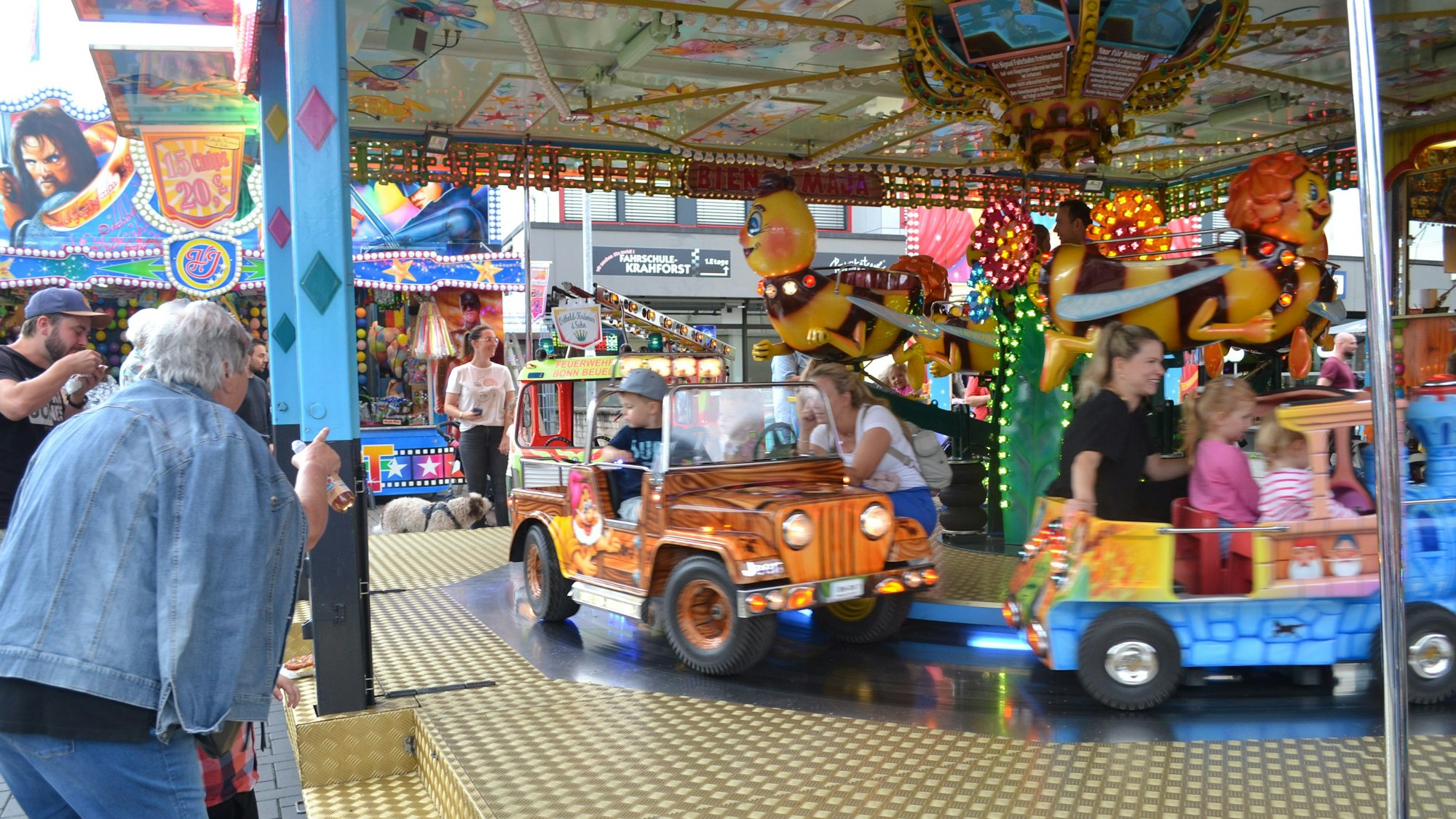 Das Karussell mit seinen bunt blinkenden Lichtern war die Hauptattraktion – nicht nur für die Kinder, sondern auch für ihre erwachsenen Begleitungen.