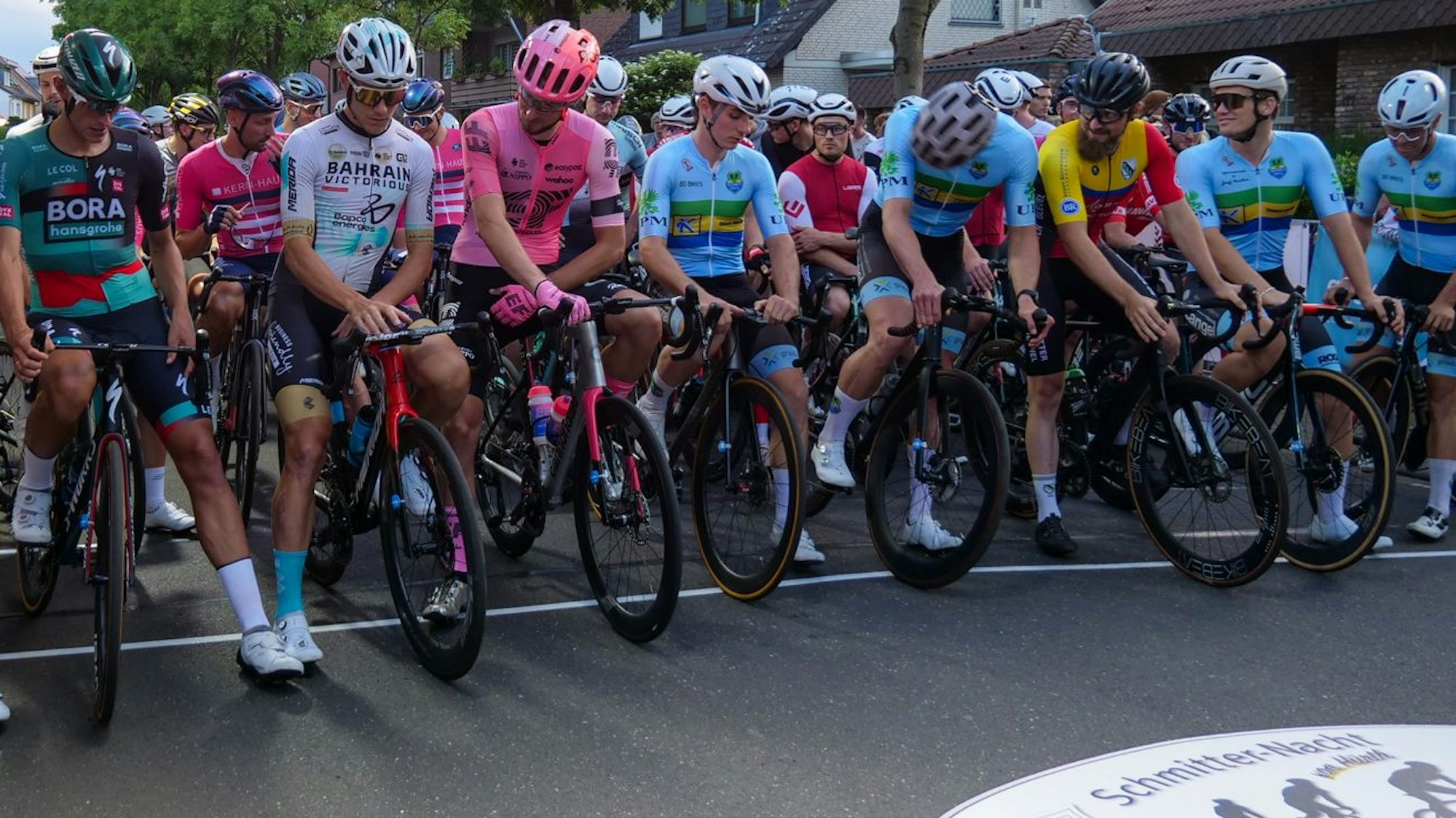 Das Bild zeigt Rennradfahrer an der Startlinie.