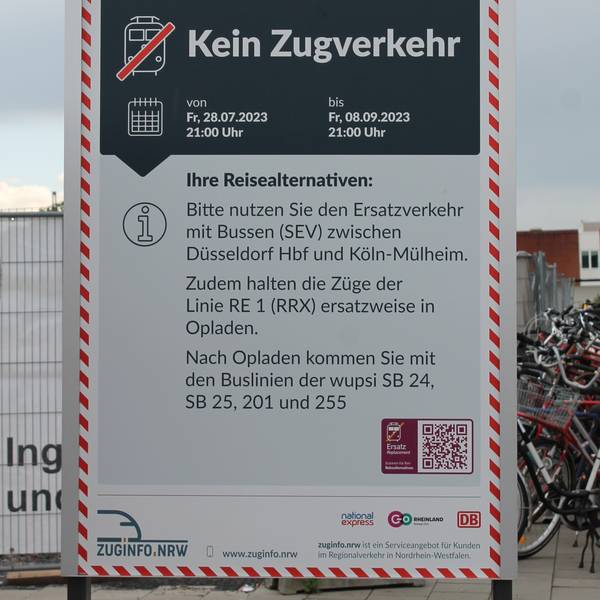 Infotafel der Bahn am Bahnhof Leverkusen-Mitte.