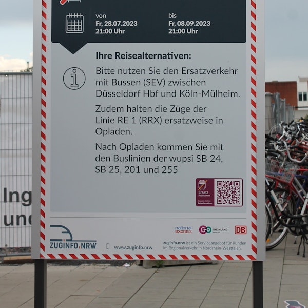 Infotafel der Bahn am Bahnhof Leverkusen-Mitte.