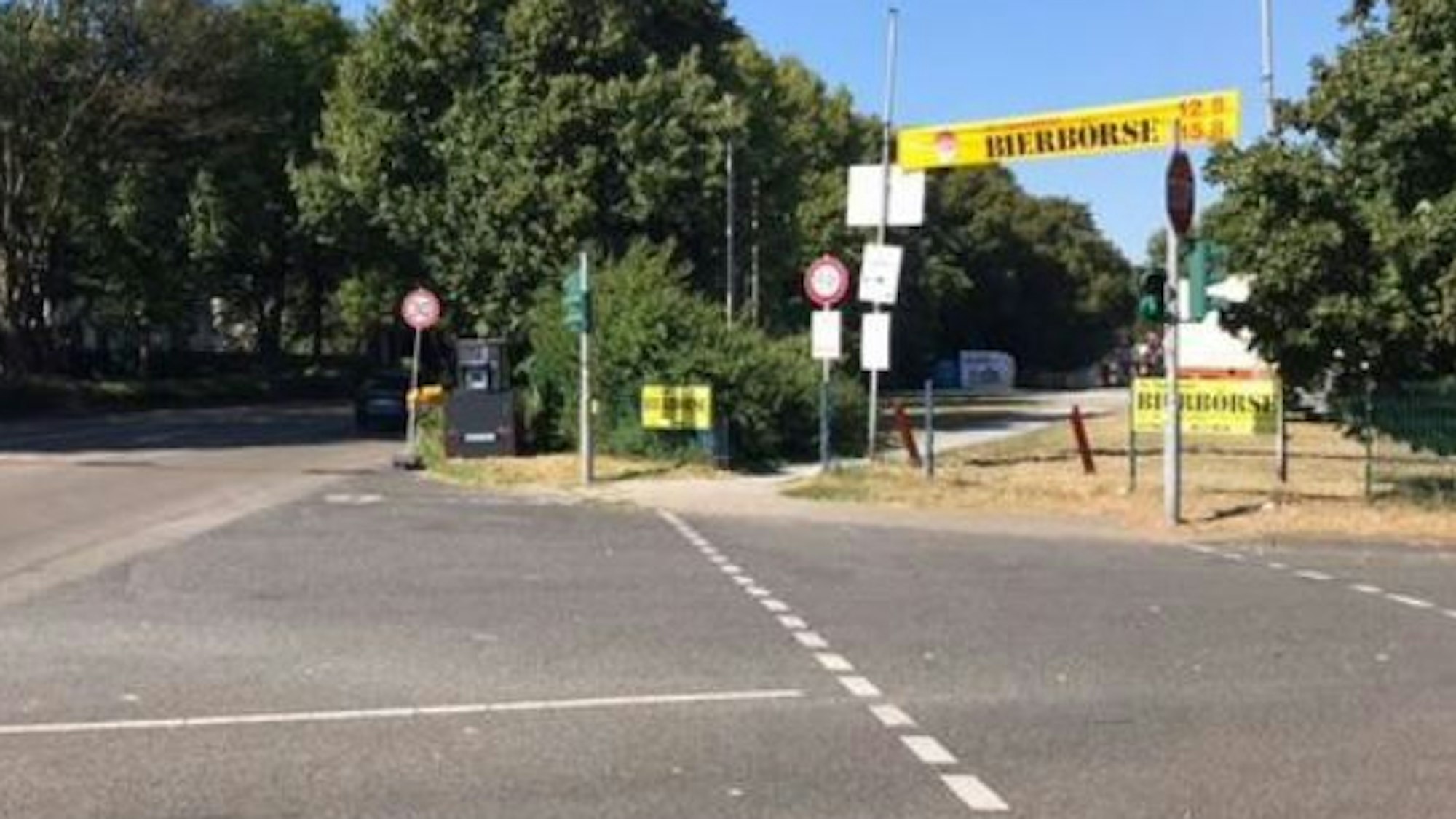 Blitzer neben dem Eingang der Bierbörse in Opladen