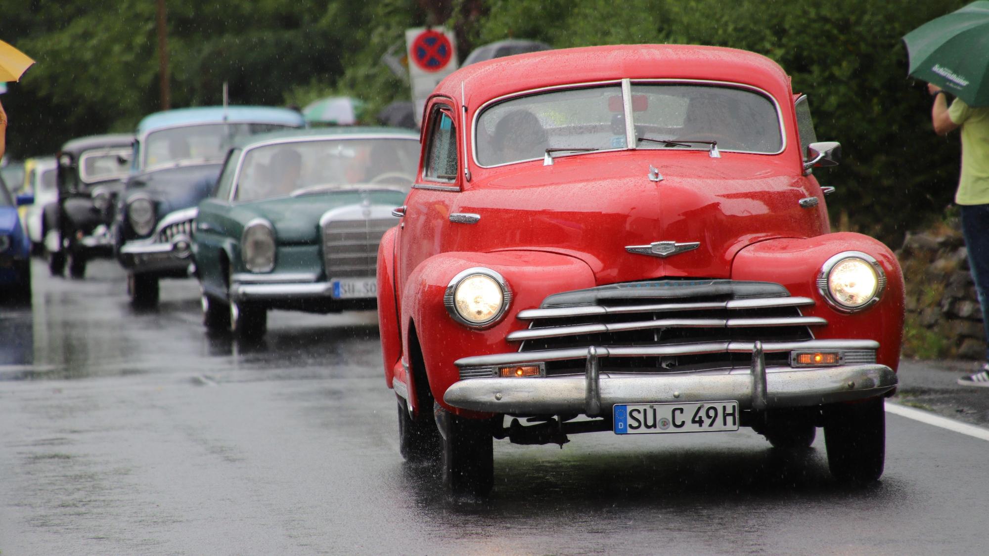 Zum Oldtimertreffen kamen 107 alte Fahrzeuge nach Hennef-Lichtenberg. Der Chevrolet Fleetline von 1947 führte eine Gruppe von zehn Autos zur Ausfahrt an.