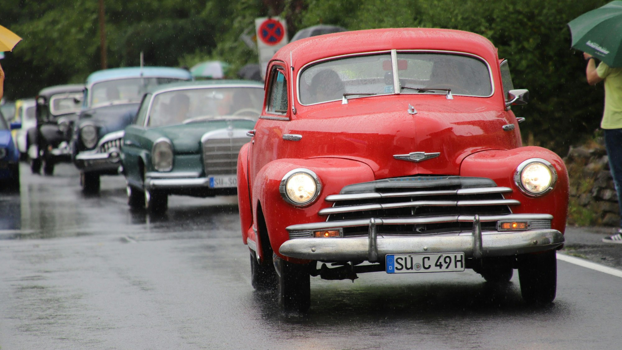 Zum Oldtimertreffen kamen 107 alte Fahrzeuge nach Hennef-Lichtenberg. Der Chevrolet Fleetline von 1947 führte eine Gruppe von zehn Autos zur Ausfahrt an.