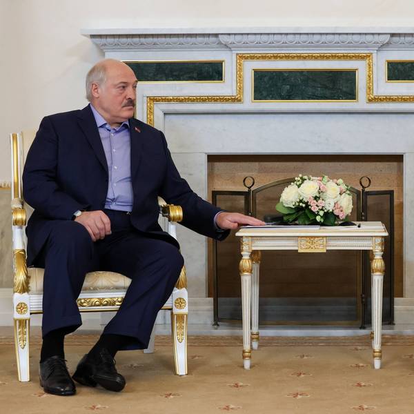 Ein Foto der russischen staatlichen Nachrichtenagentur Tass zeigt den Diktator von Belarus, Alexander Lukaschenko (l.), im Gespräch mit Kremlchef Wladimir Putin. Polen spricht nach der Verlegung russischer Wagner-Truppen nach Belarus von einer „bedrohlichen Situation“.
