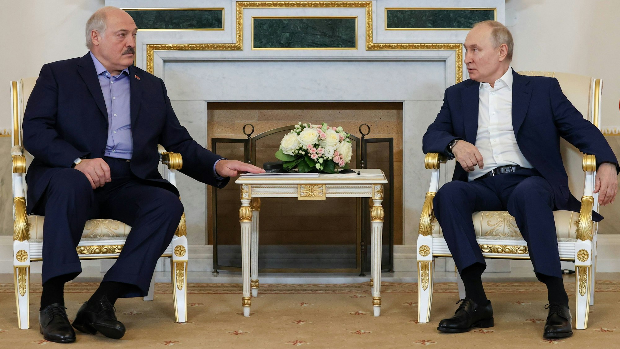 Ein Foto der russischen staatlichen Nachrichtenagentur Tass zeigt den Diktator von Belarus, Alexander Lukaschenko (l.), im Gespräch mit Kremlchef Wladimir Putin. Polen spricht nach der Verlegung russischer Wagner-Truppen nach Belarus von einer „bedrohlichen Situation“.