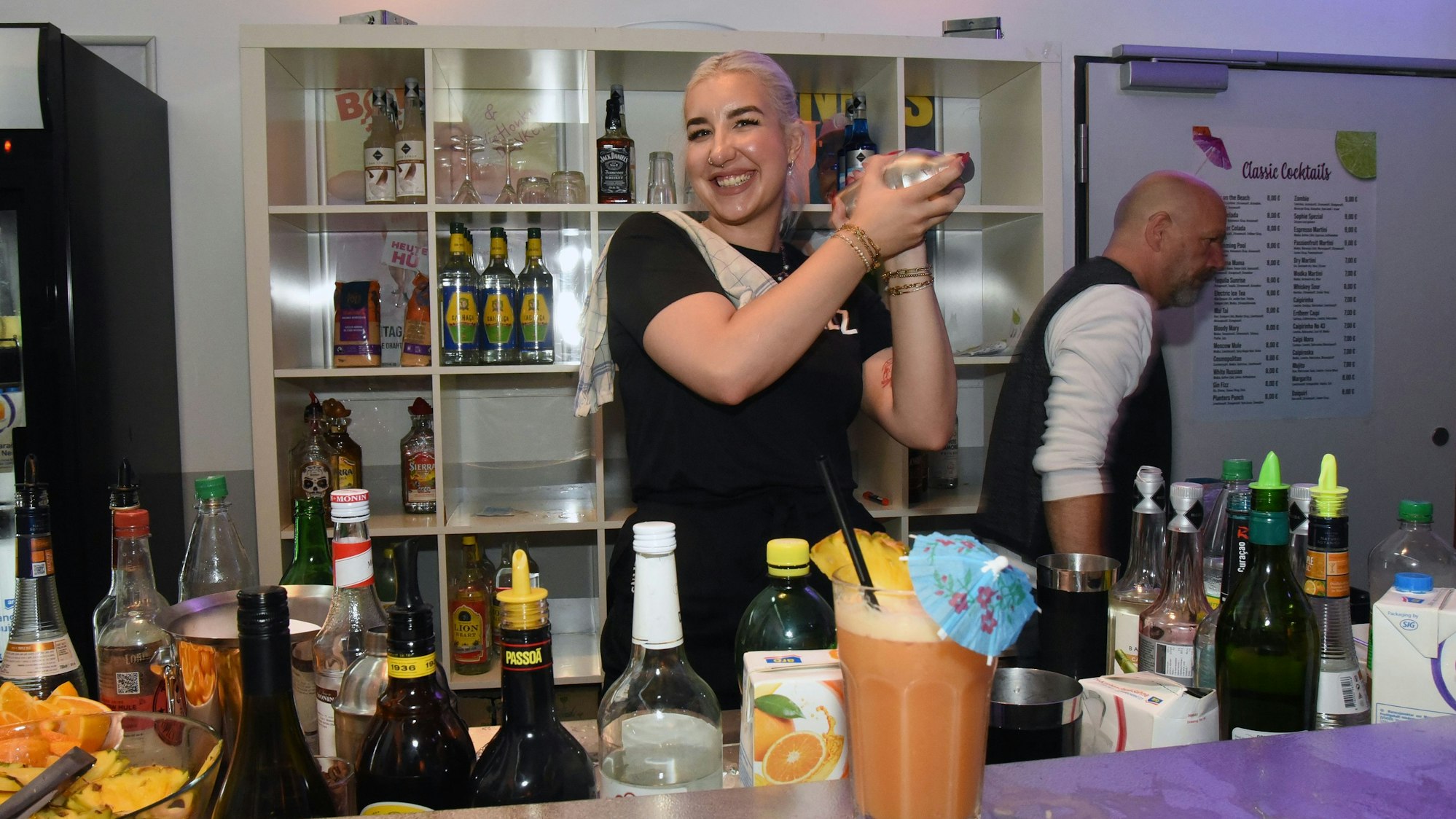 Zu sehen ist eine Barkeeperin.