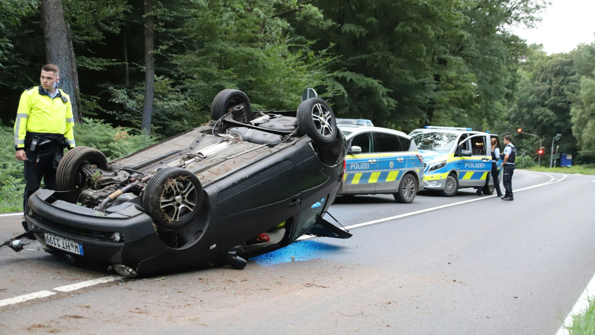 Bei einem Unfall auf der Altenrather Straße hat sich ein Auto aus Wuppertal überschlagen, der 23 Jahre alte Fahrer erlitt leichte Verletzungen.