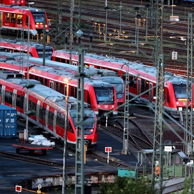 Regionalzüge vor dem Bahnhof Köln-Deutz