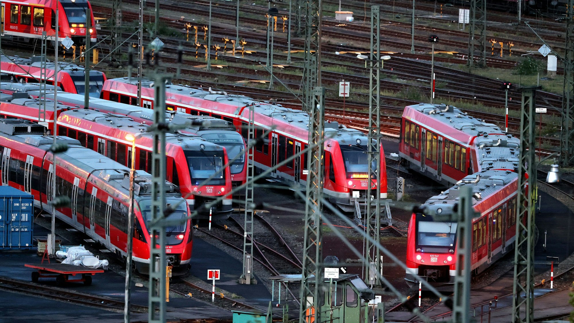 Regionalzüge vor dem Bahnhof Köln-Deutz