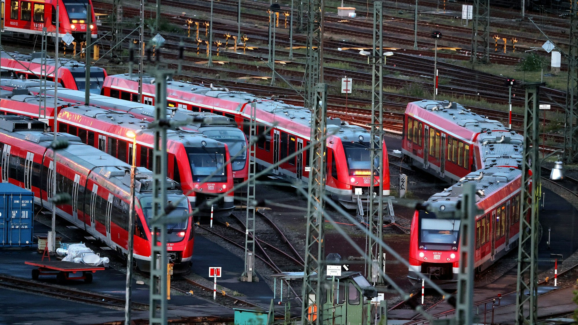 Regionalzüge vor dem Bahnhof Köln-Deutz