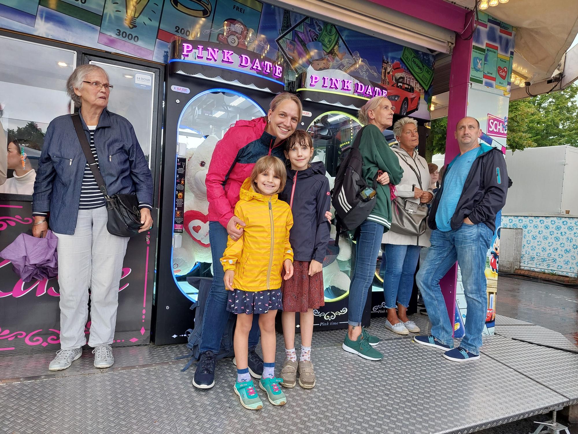 Besucherinnen und Besucher beim Stadtfest in Opladen.