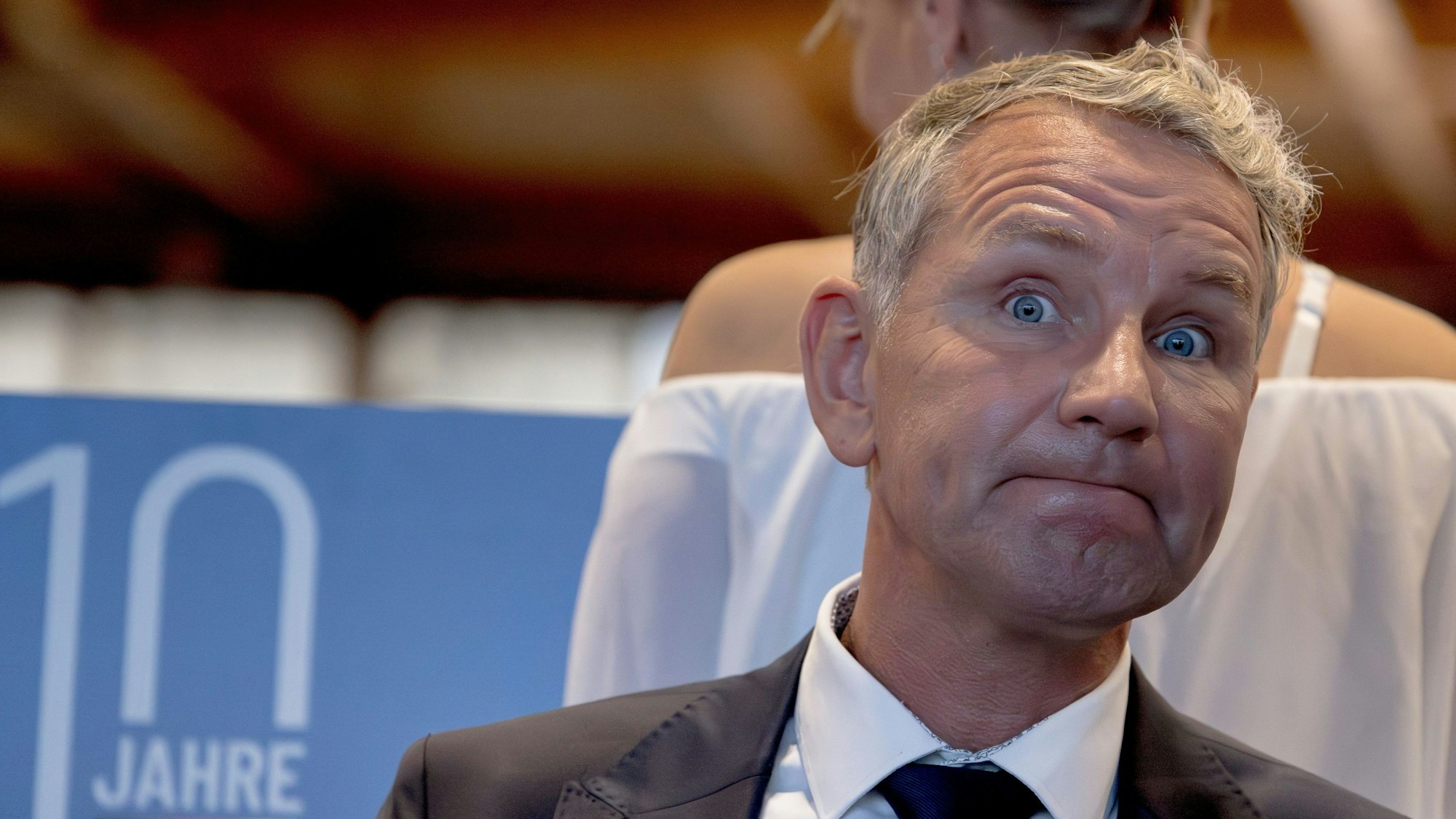 29.07.2023, Sachsen-Anhalt, Magdeburg: Björn Höcke, Fraktionsvorsitzender der AfD Thüringen, nimmt an der AfD Europawahlversammlung in der Messe Magdeburg teil. Foto: Carsten Koall/dpa +++ dpa-Bildfunk +++