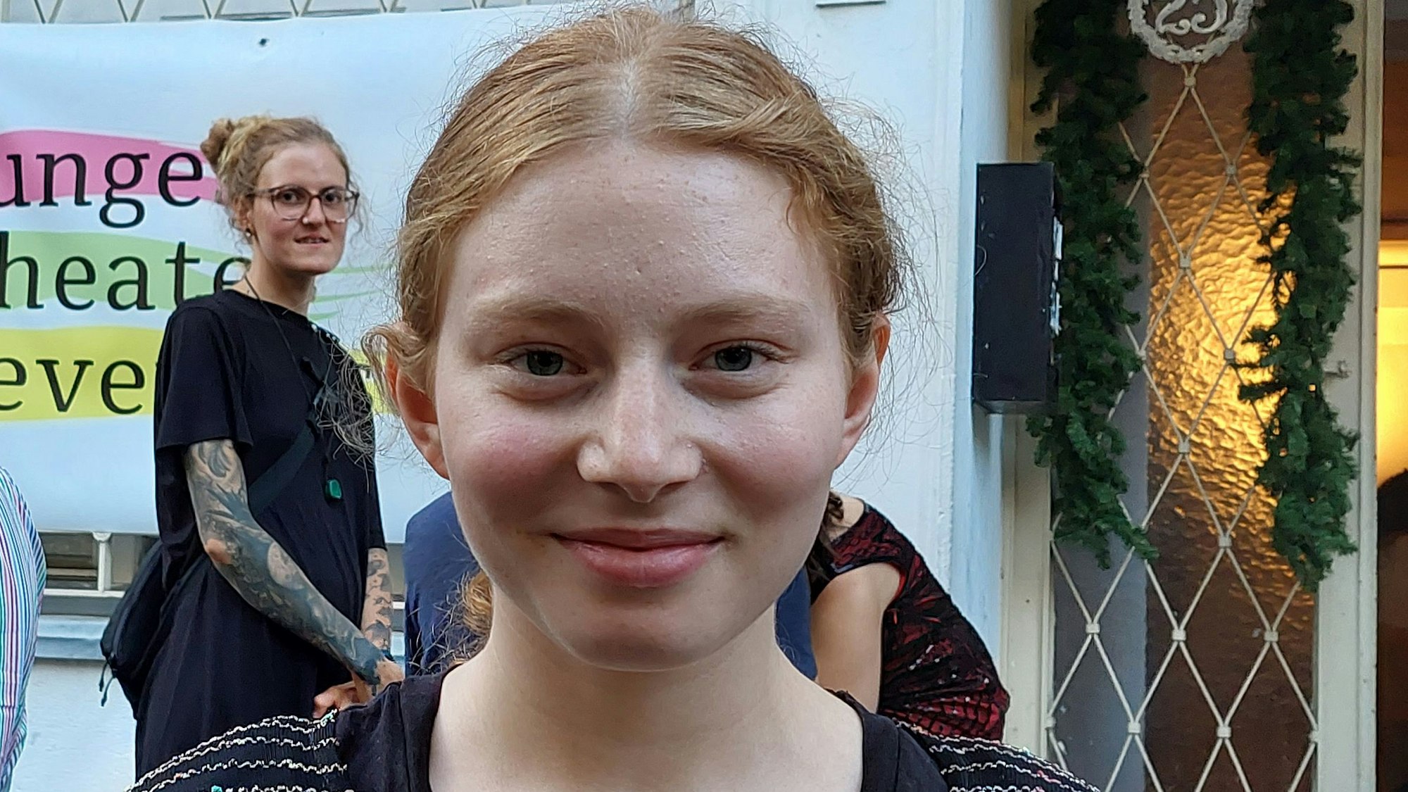 Schauspielschülerin Tomris Lahusen steht vor dem Jungen Theater.
