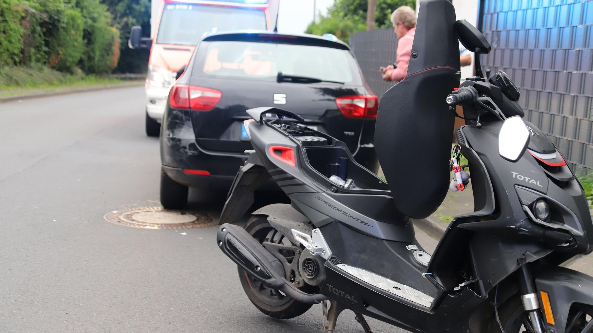 Ein 19 Jahre alter Rollerfahrer ist in Hennef-Heisterschoß gegen ein geparktes Auto gestoßen. Beide Fahrzeuge wurden beschädigt.