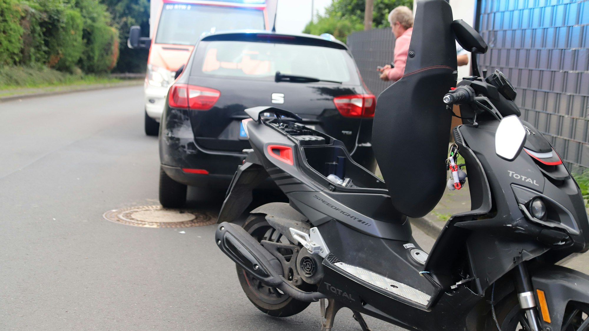 Ein 19 Jahre alter Rollerfahrer ist in Hennef-Heisterschoß gegen ein geparktes Auto gestoßen. Beide Fahrzeuge wurden beschädigt.