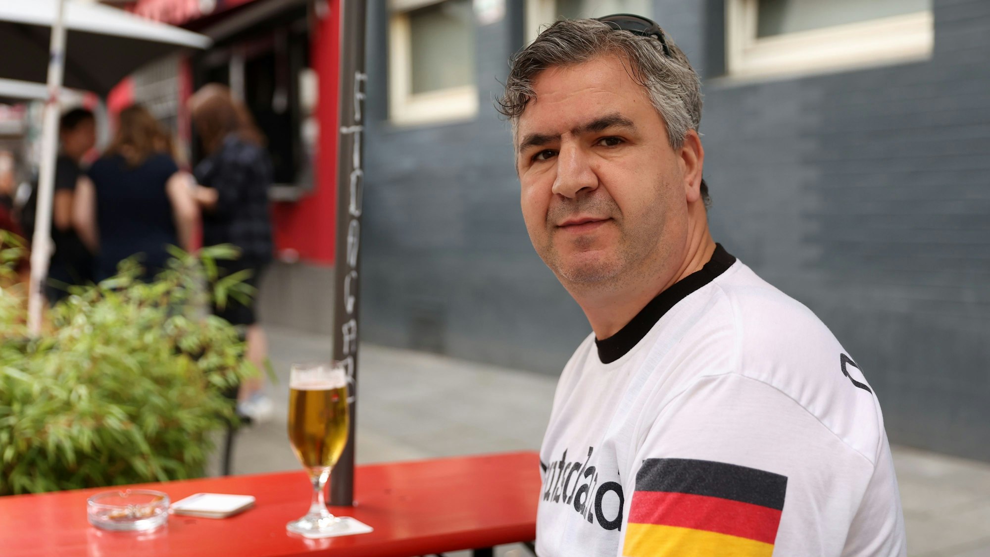 Kamel trägt ein Trikot mit Deutschlandfarben.
