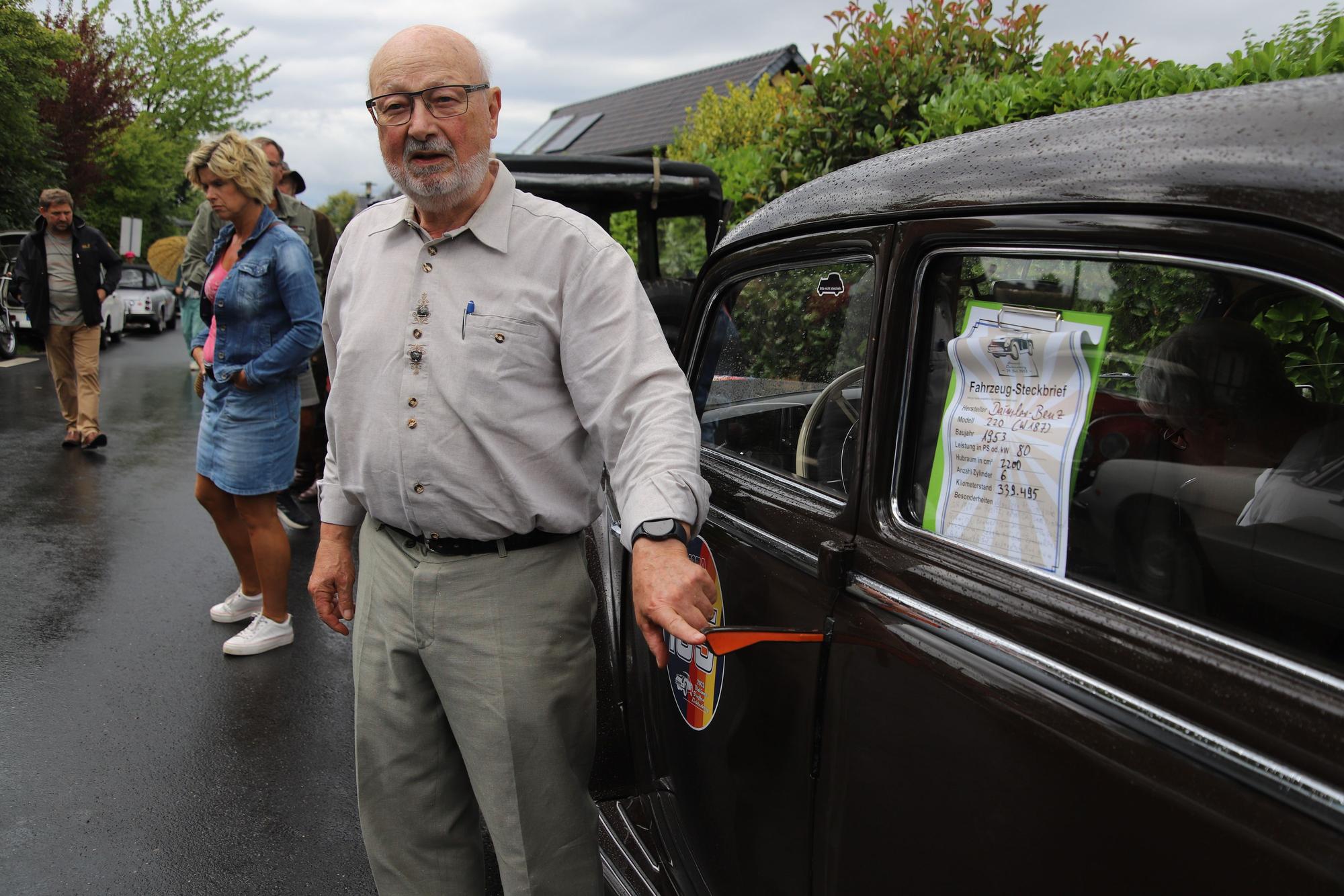 Ralf Weispfennig zeigt den klappbaren Blinker seines Mercedes 220 von 1953, dem alten Dienstfahrzeug des Bundeslandwirtschaftsministers Höcherl.