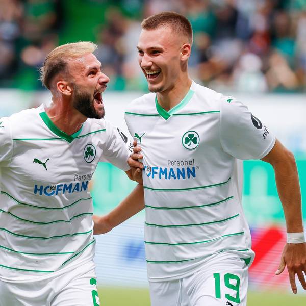 30.07.2023, Bayern, Fürth: Fußball: 2. Bundesliga, SpVgg Greuther Fürth - SC Paderborn 07, 1. Spieltag, Sportpark Ronhof Thomas Sommer. Simon Asta (l) und Neuzugang Tim Lemperle (r) von Greuther Fürth bejubeln Lemperles Treffer zum 2:0. Foto: Daniel Löb/dpa - WICHTIGER HINWEIS: Gemäß den Vorgaben der DFL Deutsche Fußball Liga bzw. des DFB Deutscher Fußball-Bund ist es untersagt, in dem Stadion und/oder vom Spiel angefertigte Fotoaufnahmen in Form von Sequenzbildern und/oder videoähnlichen Fotostrecken zu verwerten bzw. verwerten zu lassen. +++ dpa-Bildfunk +++