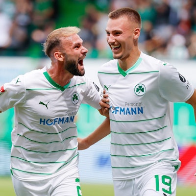 30.07.2023, Bayern, Fürth: Fußball: 2. Bundesliga, SpVgg Greuther Fürth - SC Paderborn 07, 1. Spieltag, Sportpark Ronhof Thomas Sommer. Simon Asta (l) und Neuzugang Tim Lemperle (r) von Greuther Fürth bejubeln Lemperles Treffer zum 2:0. Foto: Daniel Löb/dpa - WICHTIGER HINWEIS: Gemäß den Vorgaben der DFL Deutsche Fußball Liga bzw. des DFB Deutscher Fußball-Bund ist es untersagt, in dem Stadion und/oder vom Spiel angefertigte Fotoaufnahmen in Form von Sequenzbildern und/oder videoähnlichen Fotostrecken zu verwerten bzw. verwerten zu lassen. +++ dpa-Bildfunk +++