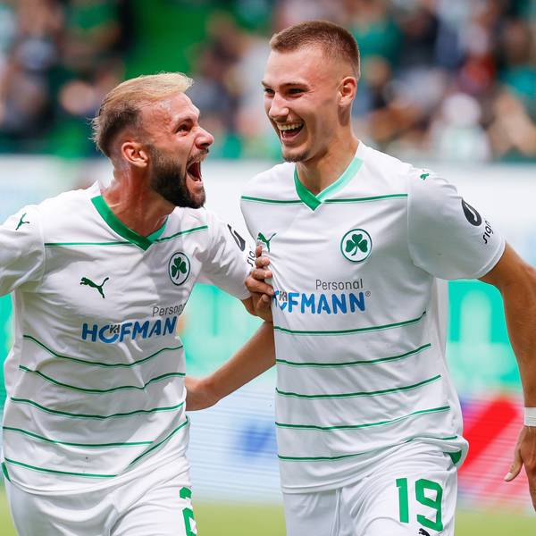 Fürths Simon Asta und FC-Leihgabe Tim Lemperle (r) jubeln.