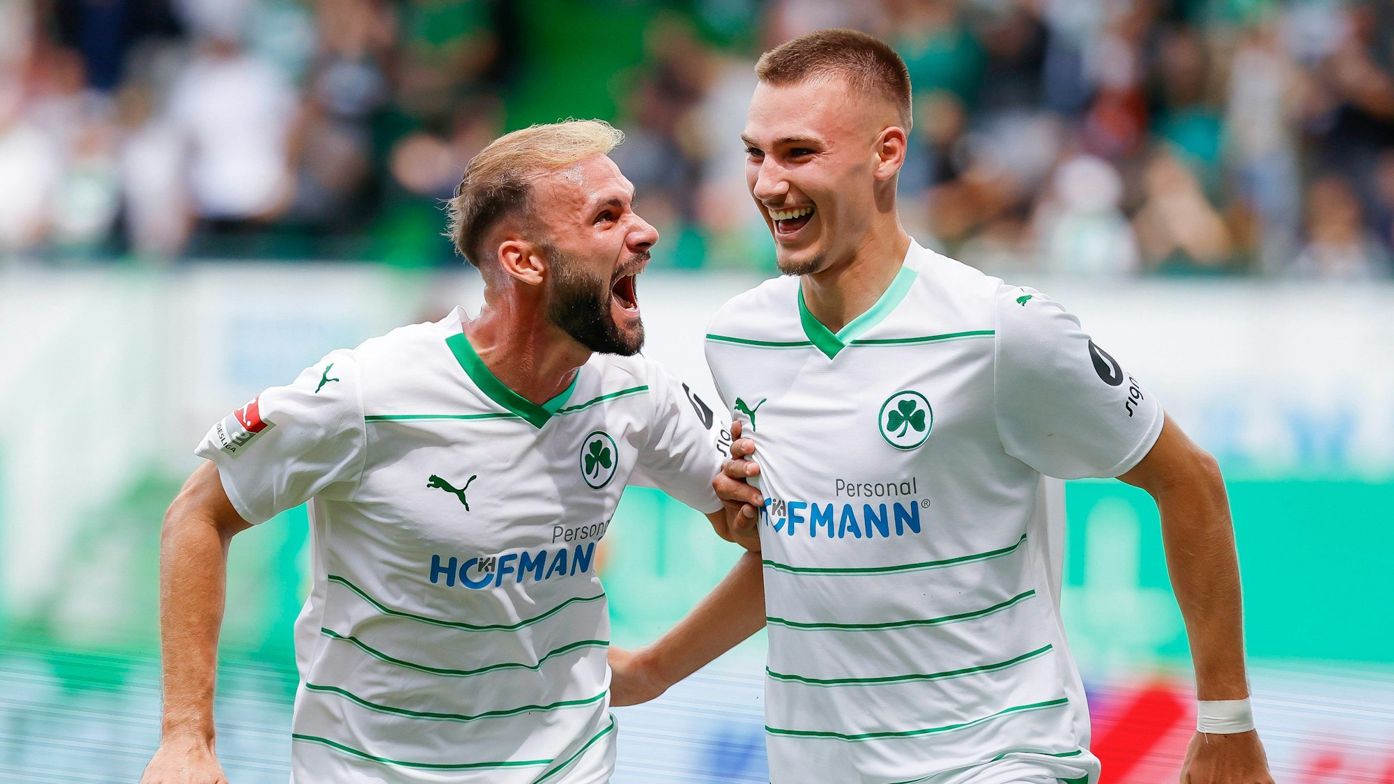 30.07.2023, Bayern, Fürth: Fußball: 2. Bundesliga, SpVgg Greuther Fürth - SC Paderborn 07, 1. Spieltag, Sportpark Ronhof Thomas Sommer. Simon Asta (l) und Neuzugang Tim Lemperle (r) von Greuther Fürth bejubeln Lemperles Treffer zum 2:0. Foto: Daniel Löb/dpa - WICHTIGER HINWEIS: Gemäß den Vorgaben der DFL Deutsche Fußball Liga bzw. des DFB Deutscher Fußball-Bund ist es untersagt, in dem Stadion und/oder vom Spiel angefertigte Fotoaufnahmen in Form von Sequenzbildern und/oder videoähnlichen Fotostrecken zu verwerten bzw. verwerten zu lassen. +++ dpa-Bildfunk +++