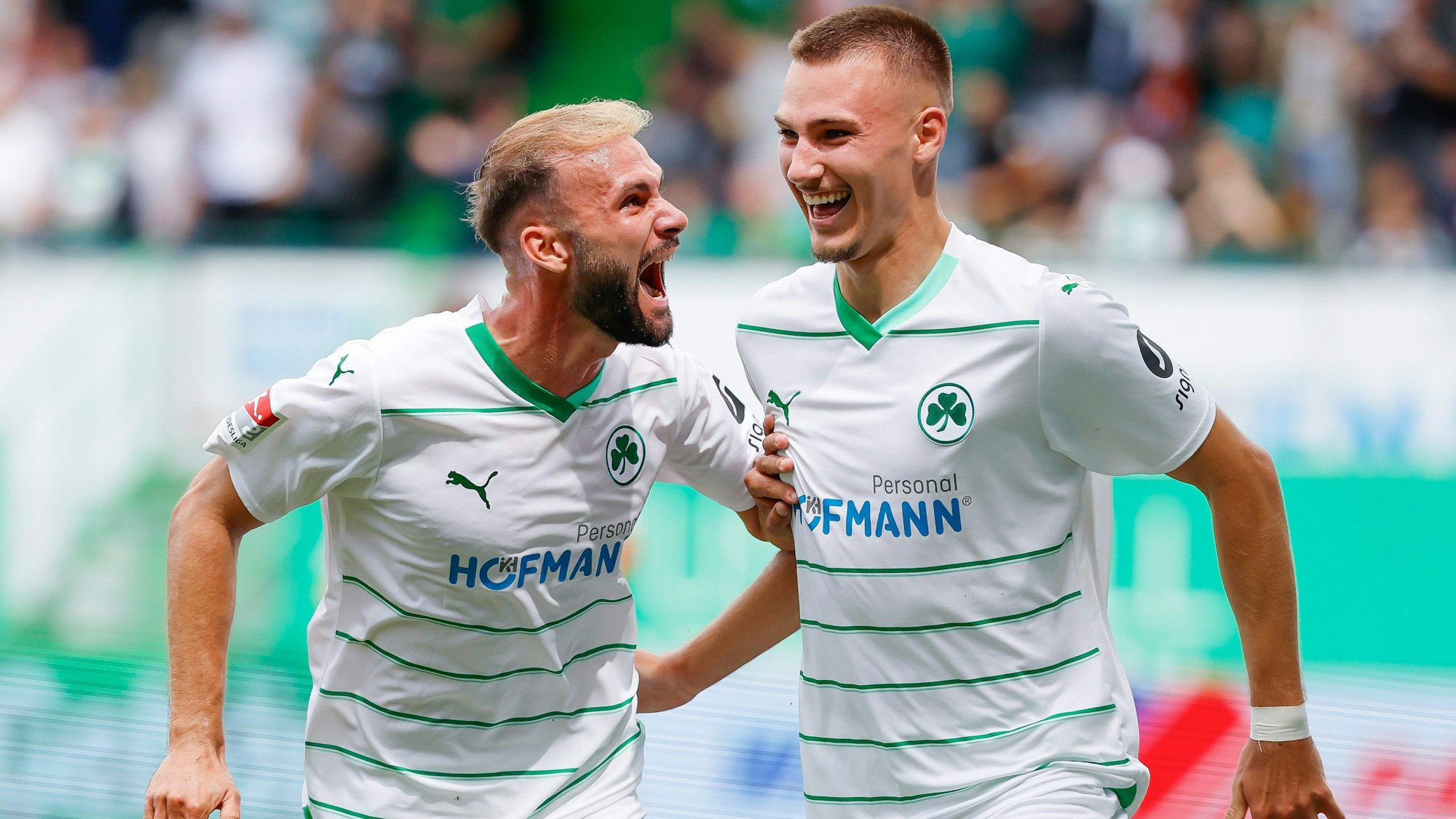 Fürths Simon Asta und FC-Leihgabe Tim Lemperle (r) jubeln.