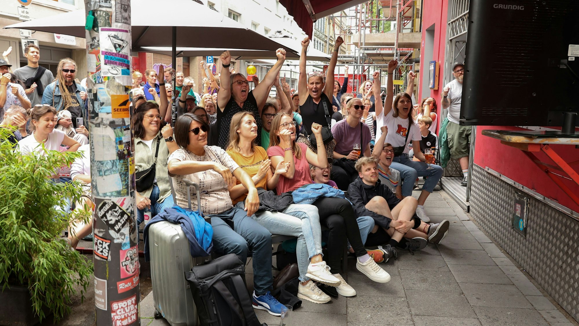 Fans vor der Kneipe „Lotta“ in der Südstadt