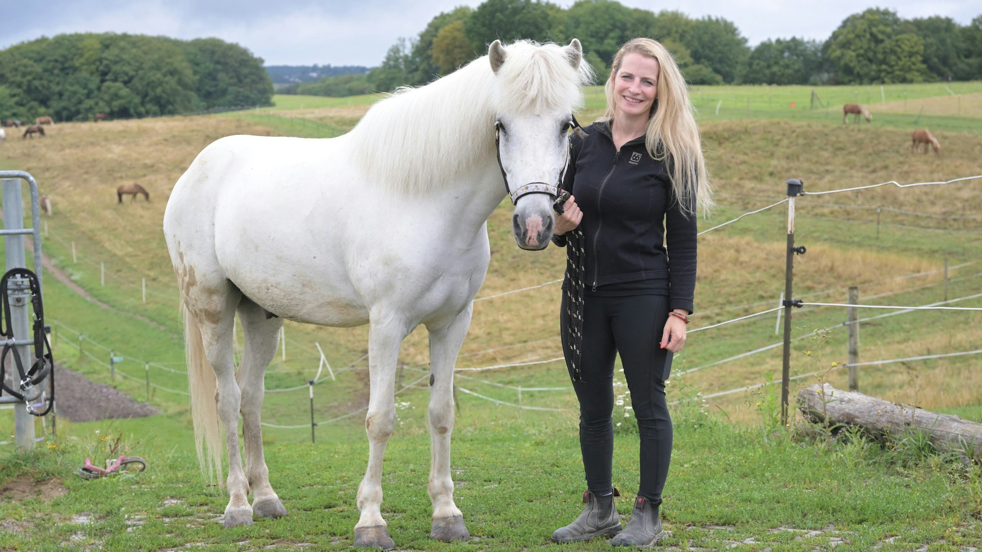 Laura Enderessteht neben Fannar.