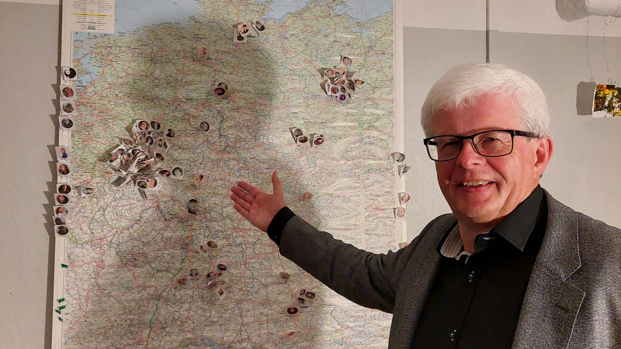 Michael Schmidt zeigt die Karte mit den Orten, an denen ehemalige Schüler des Jungen Theaters heute als Schauspieler arbeiten.