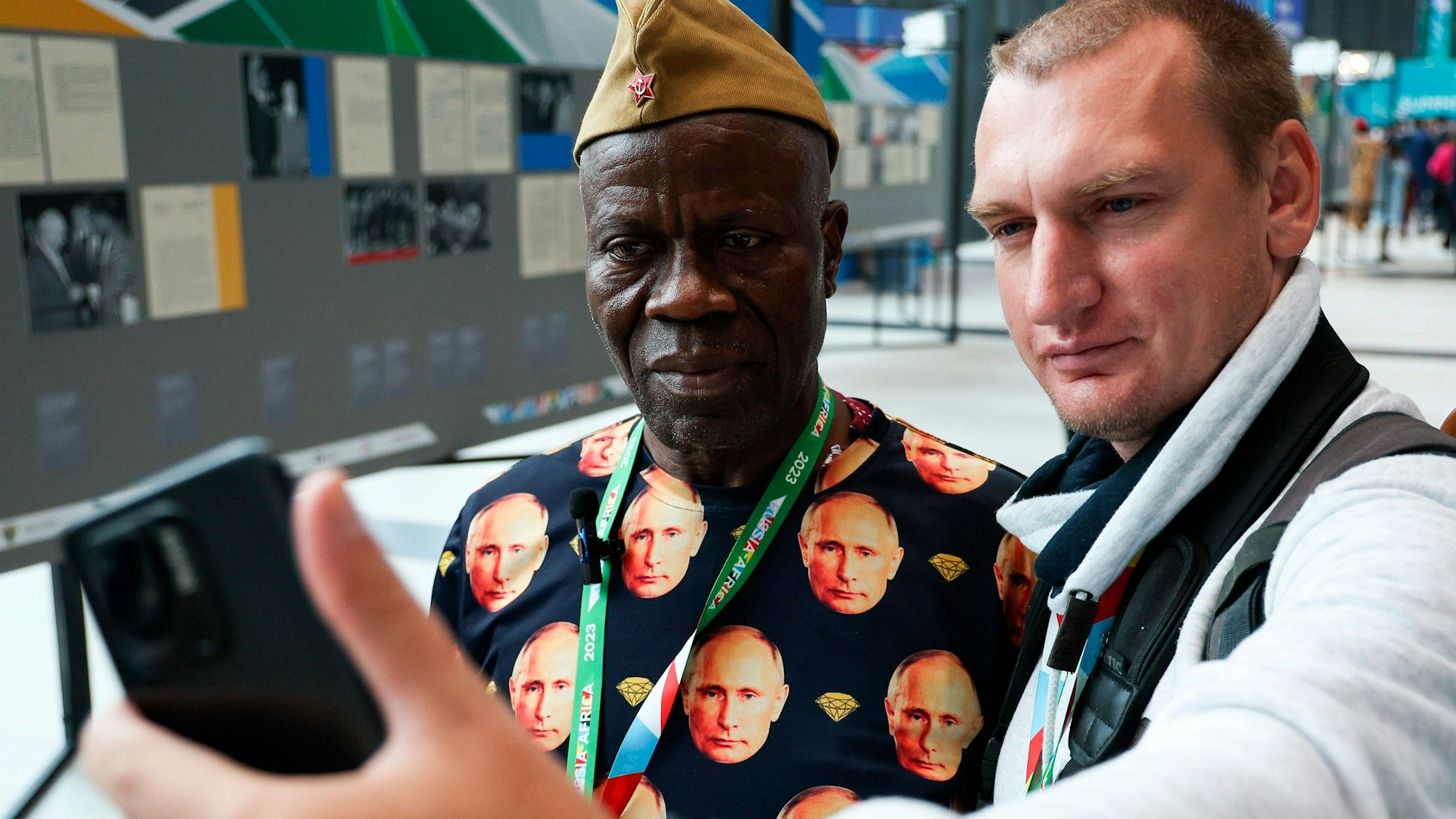 Lama Jacques Sevoba (l.) aus Guinea trägt beim Afrika-Gipfel ein Putin-Hemd.