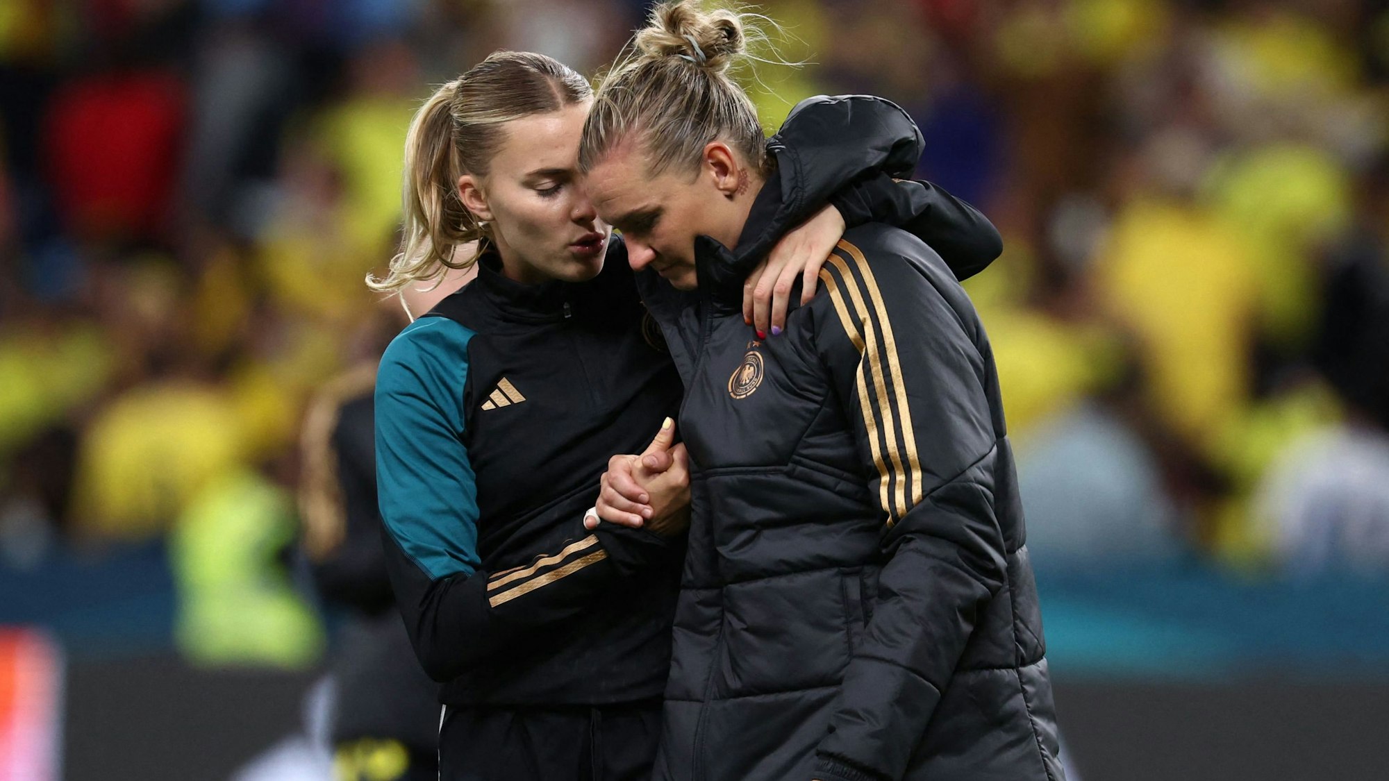 DFB-Kapitänin Alexandra Popp brauchte nach dem 1:2 gegen Kolumbien am Sonntag Trost.