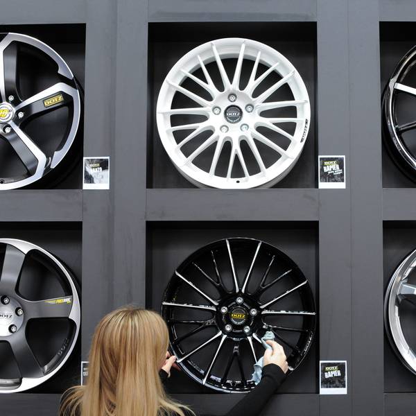 Das Bild zeigt mehrere hochwertige Autofelgen an einer Wand.