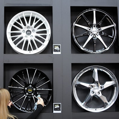 Das Bild zeigt mehrere hochwertige Autofelgen an einer Wand.