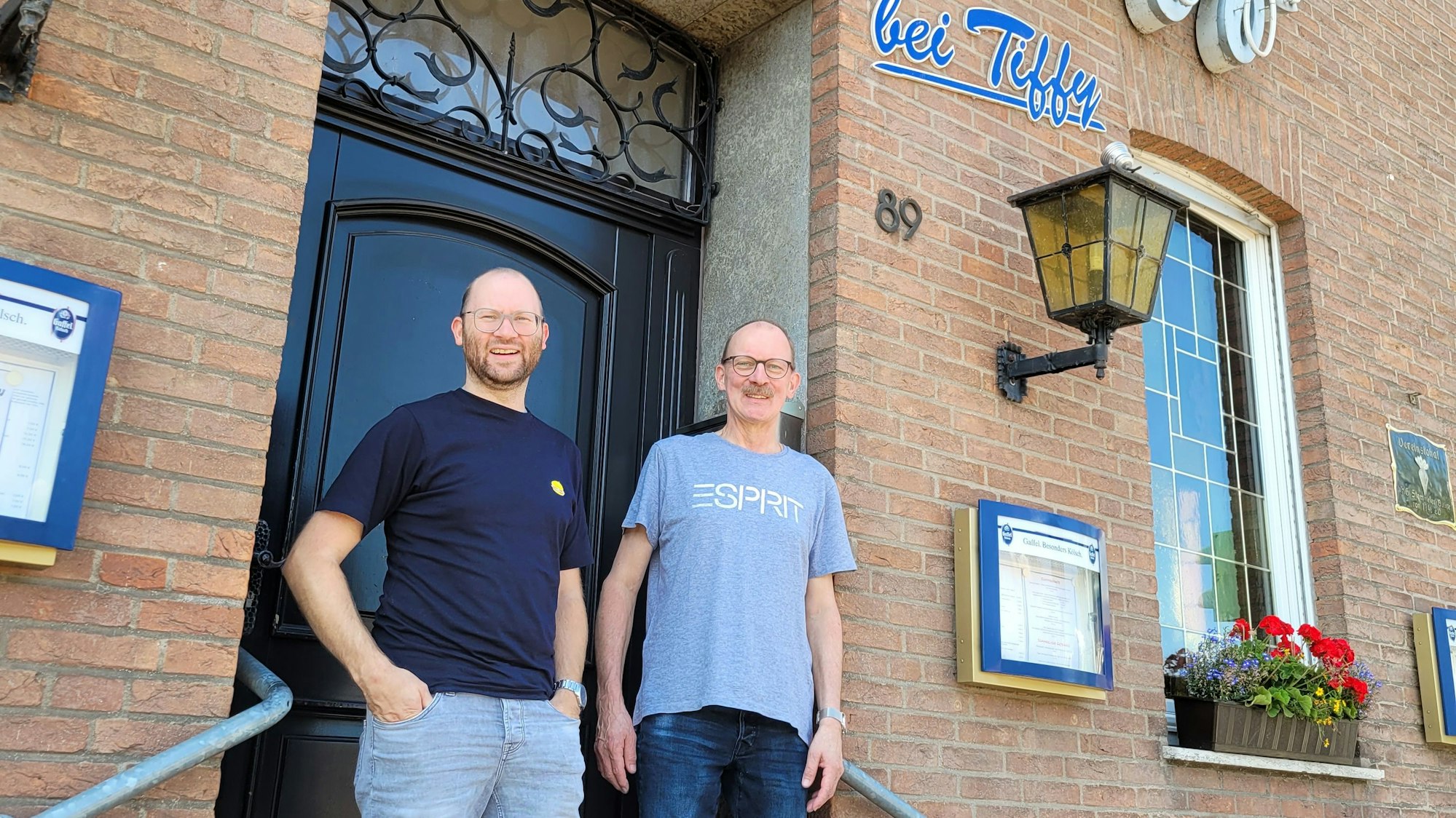 Auf dem Foto sind Christoph (r.) und Thilo Wasserkordt vor dem Eingang der Gaststätte zu sehen.