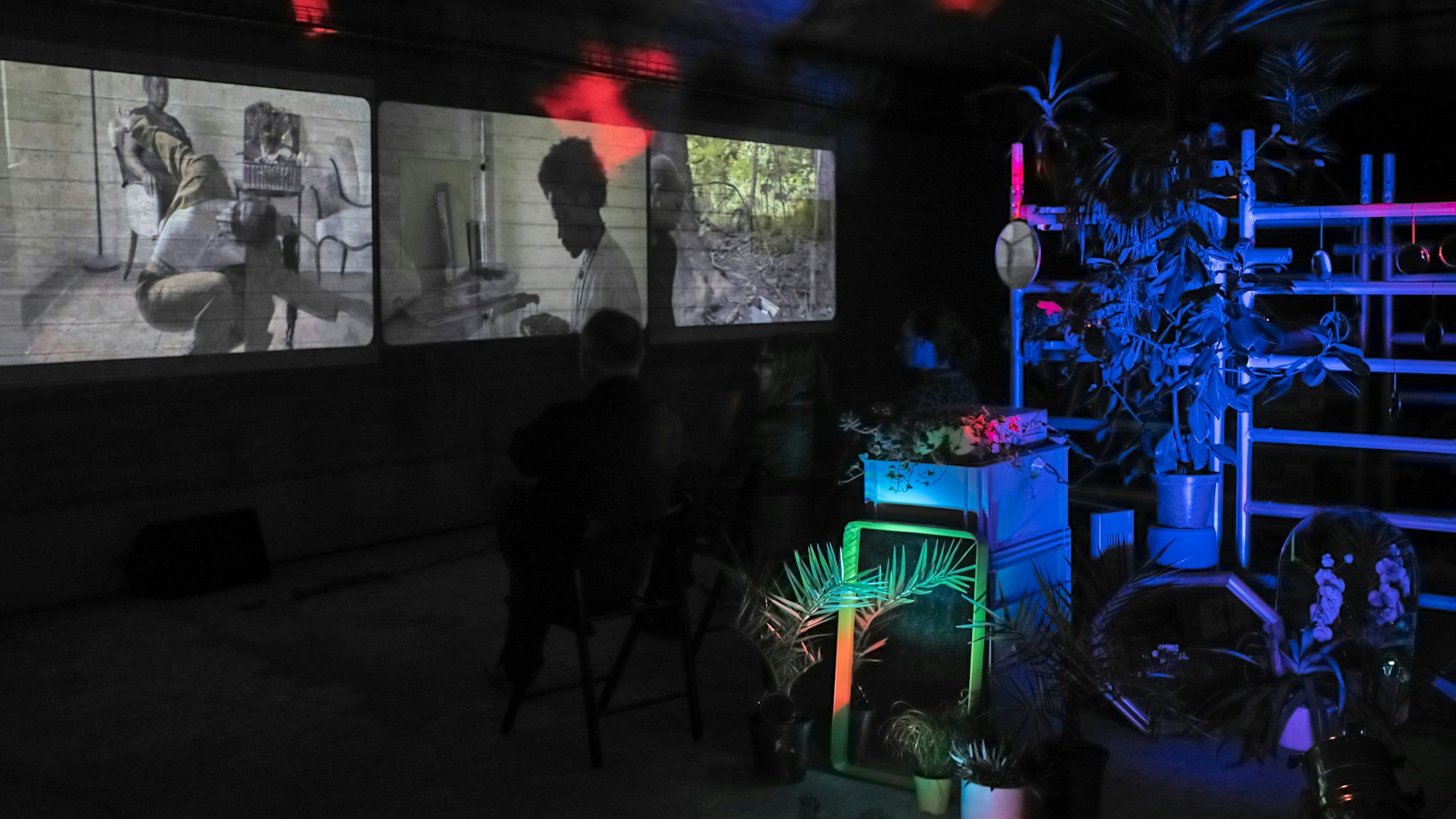 Brückenmusik „MirrorTimeMirror“ des Duos Black Quantum Futurism