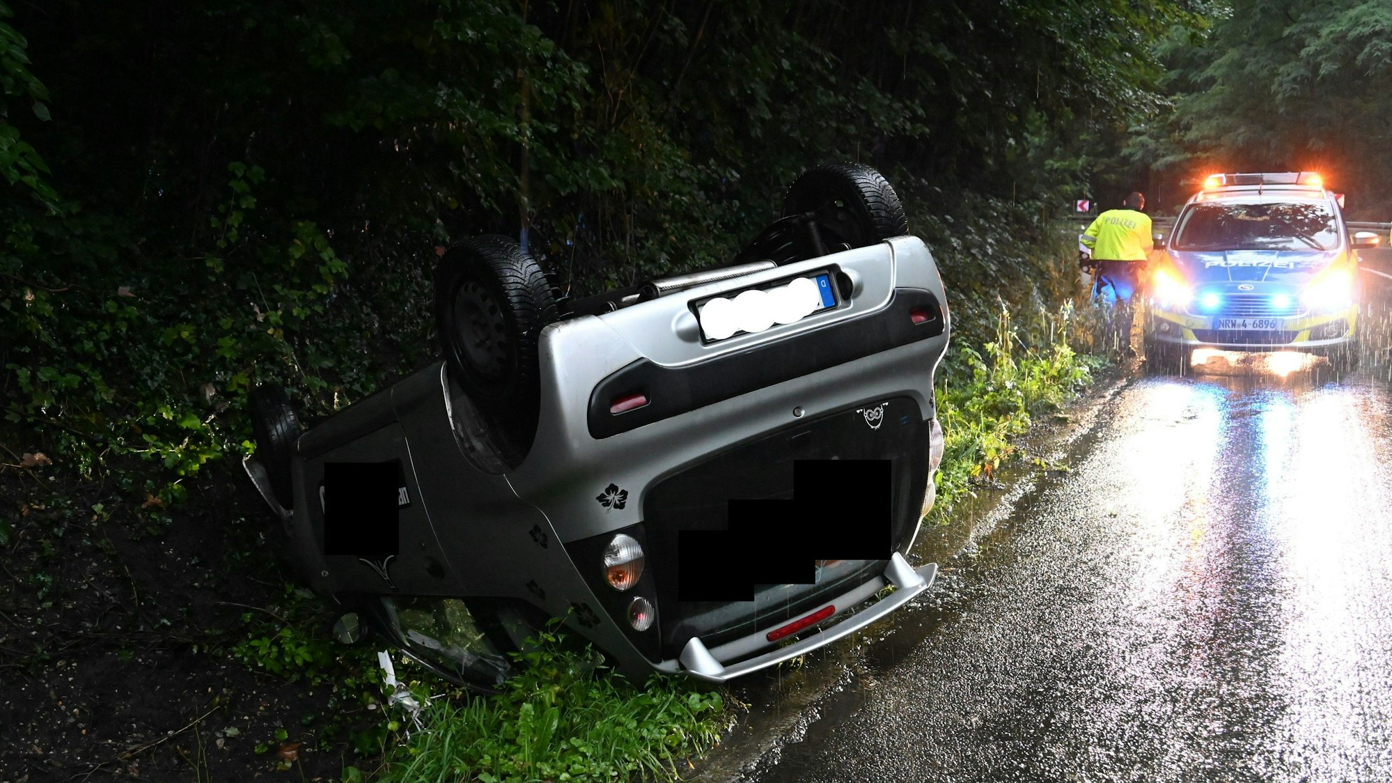 Das Unfallauto liegt auf dem Dach im Straßengraben.