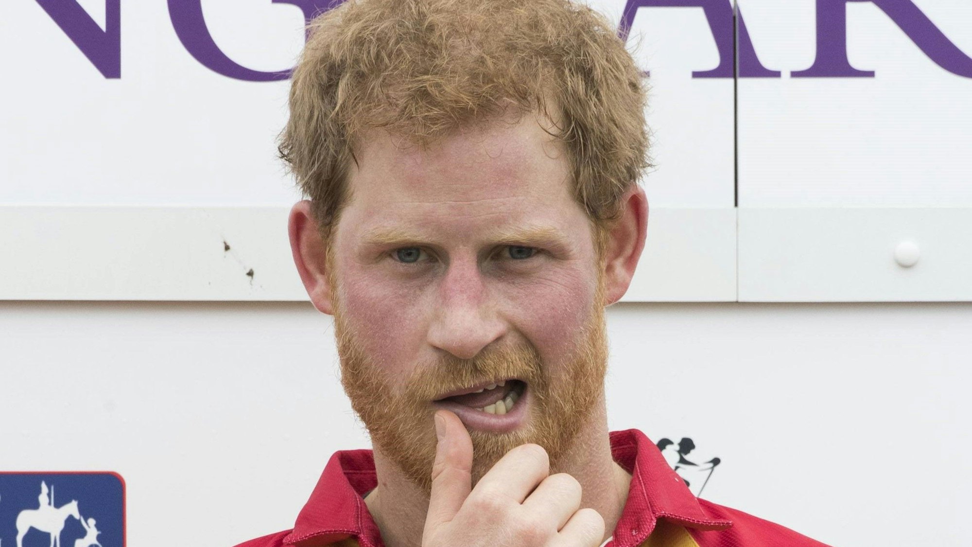 Prinz Harry schaut in die Kamera.