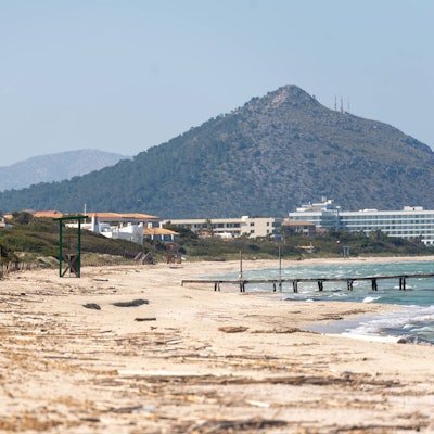 Die Playa de Muro in der Bucht von Alcudia auf Mallorca mit ihrem Holzsteg