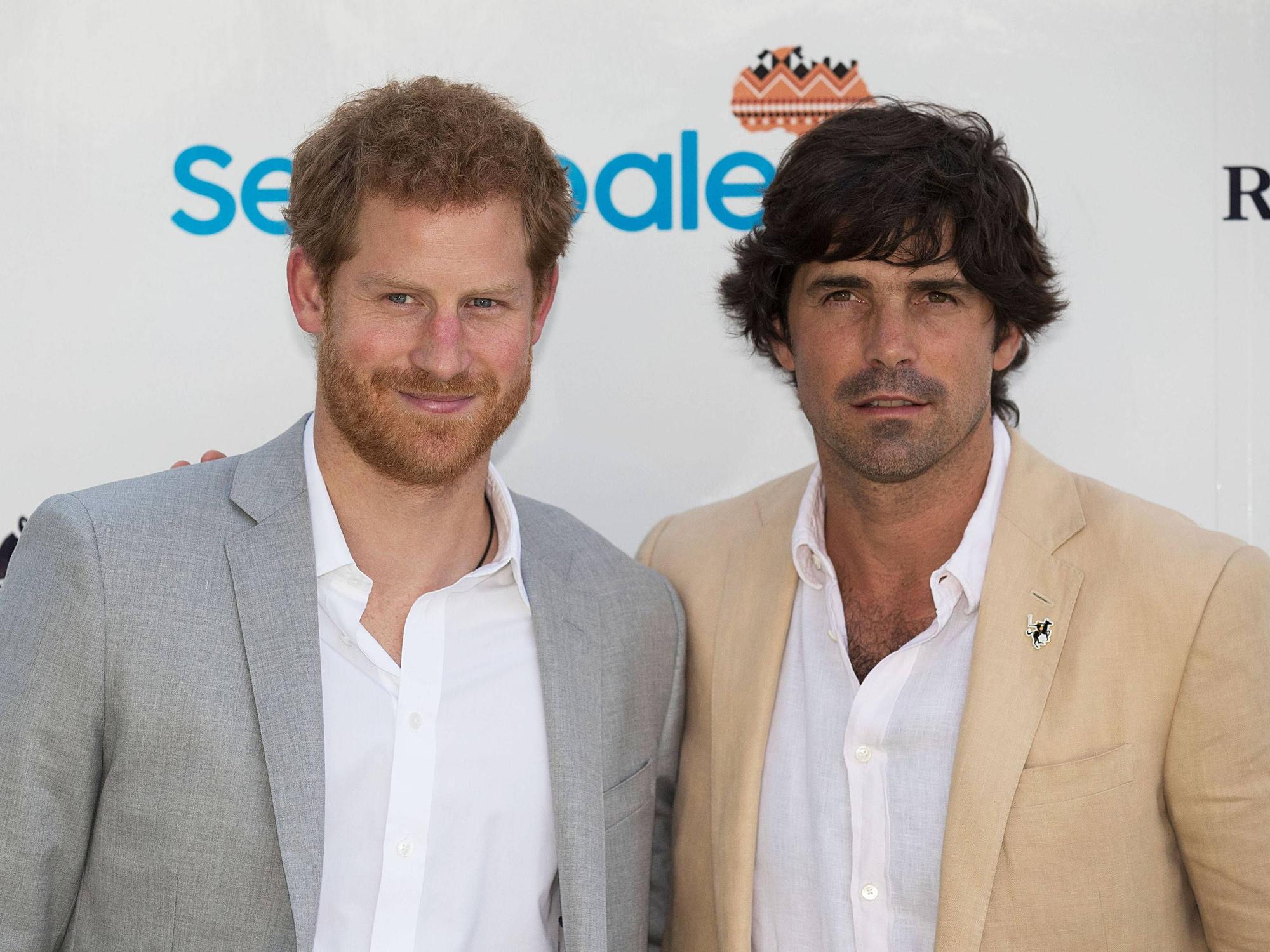 Prinz Harry mit Nacho Figueras bei der Ankunft zur Teilnahme am Sentebale Royal Salute Polo Cup im Singapore Polo Club.