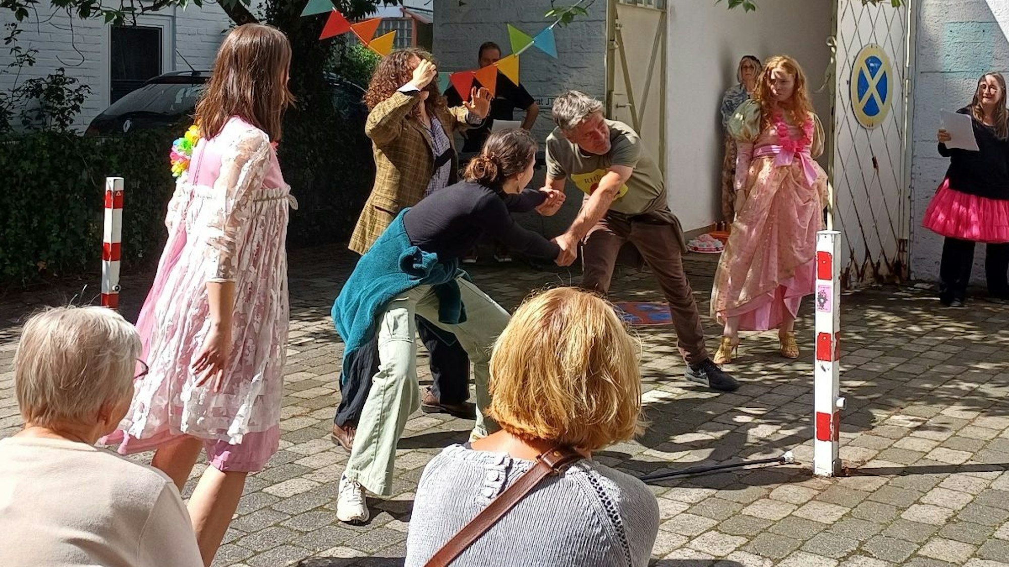 Zwei Personen mimen am Künstlerbunker ein Gefängnisgitter.