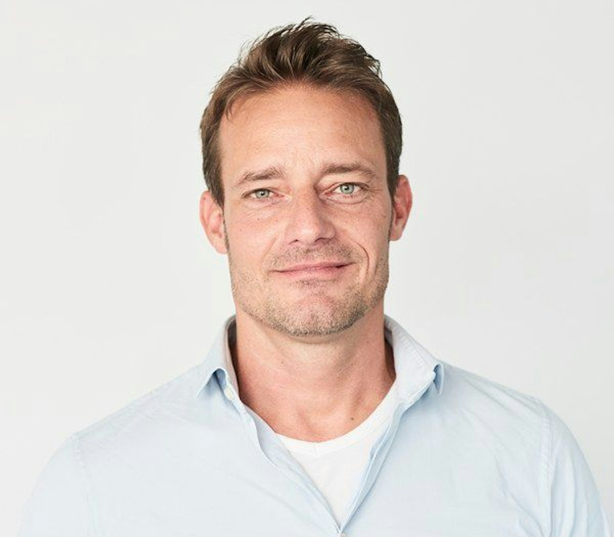 Oliver Huth ist NRW-Chef des Bundes Deutscher Kriminalbeamter. Der Kriminalhauptkommissar arbeitet im Landeskriminalamt in der Abteilung für Organisierte Kriminalität. Huth hat mittelbraunes Haar und trägt die Haare kurz. Seine Augen sind hellblau. Er schaut auf diesem Porträtbild freundlich lächelnd mit offenem Blick in die Kamera.