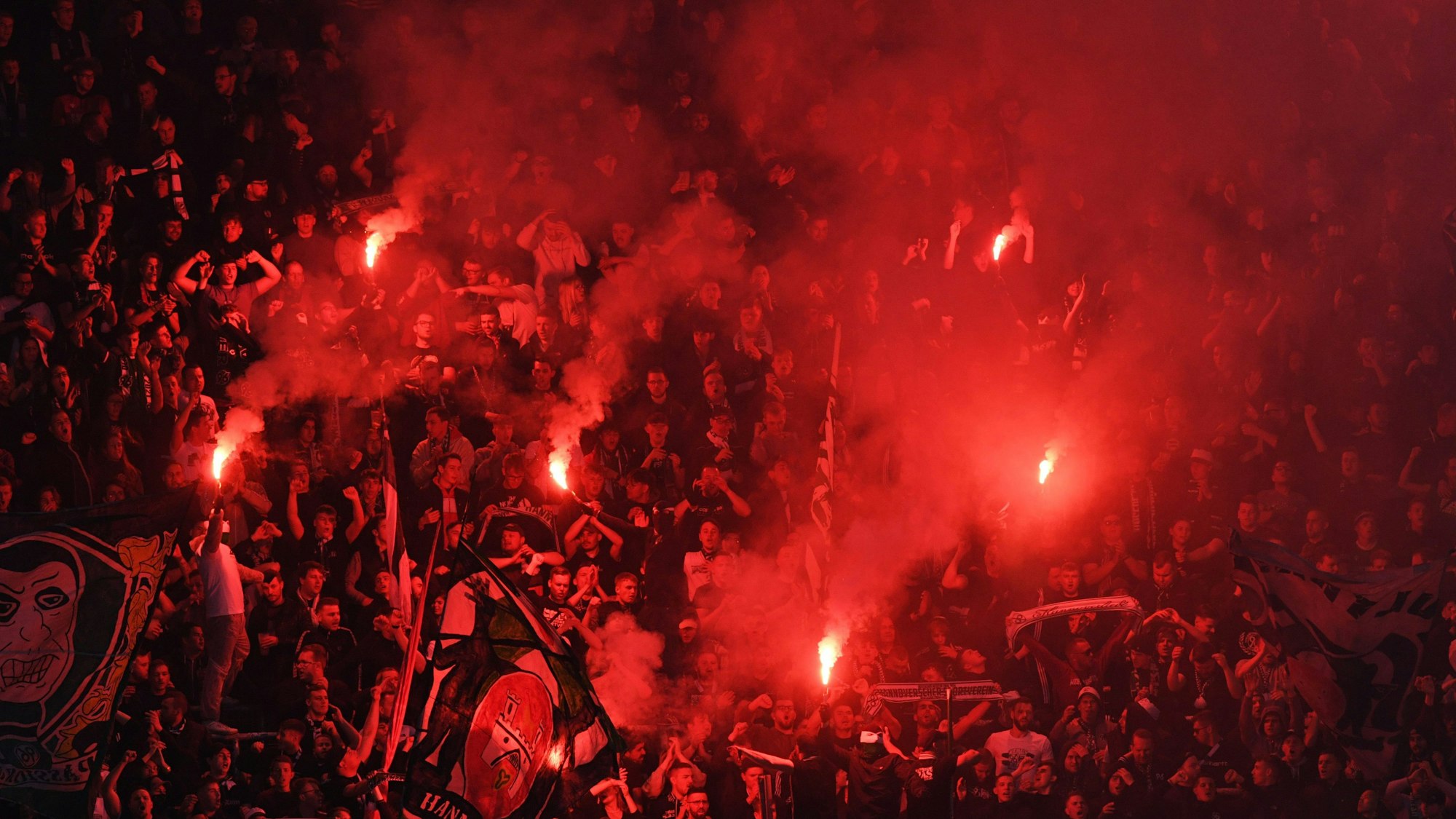 Fans von Hannover brennen Feuerwerkskörper ab.
