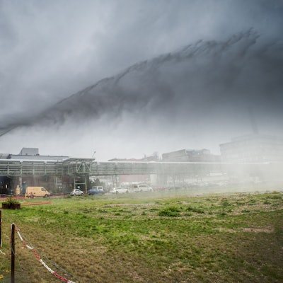 Currenta-Feuerwehrwagen mit Düsenkanone im Übungseinsatz