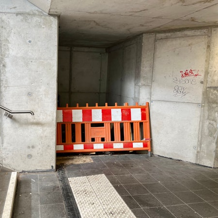 Leerer Aufzugsschacht mit Absperrgitter im Bahnhof Leverkusen-Mitte