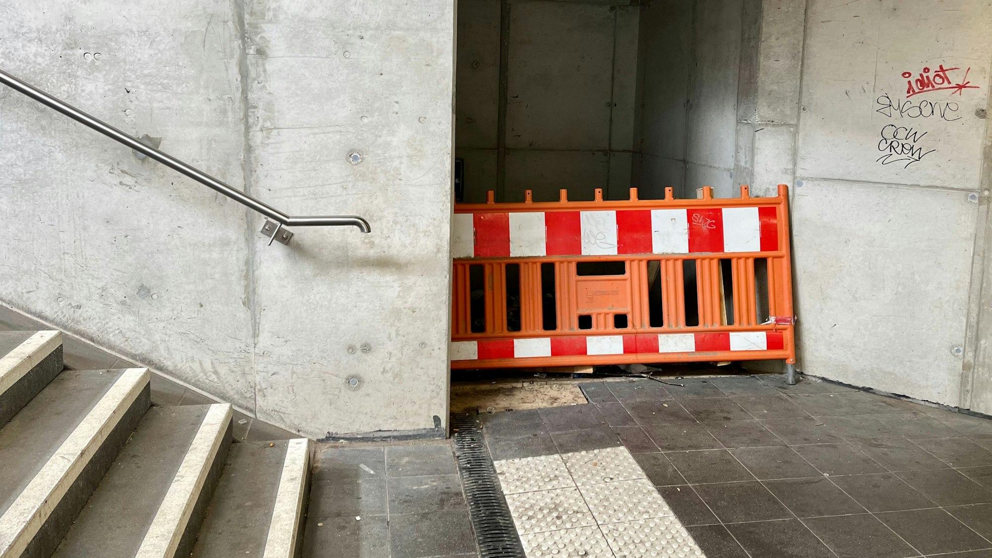 Leerer Aufzugsschacht mit Absperrgitter im Bahnhof Leverkusen-Mitte