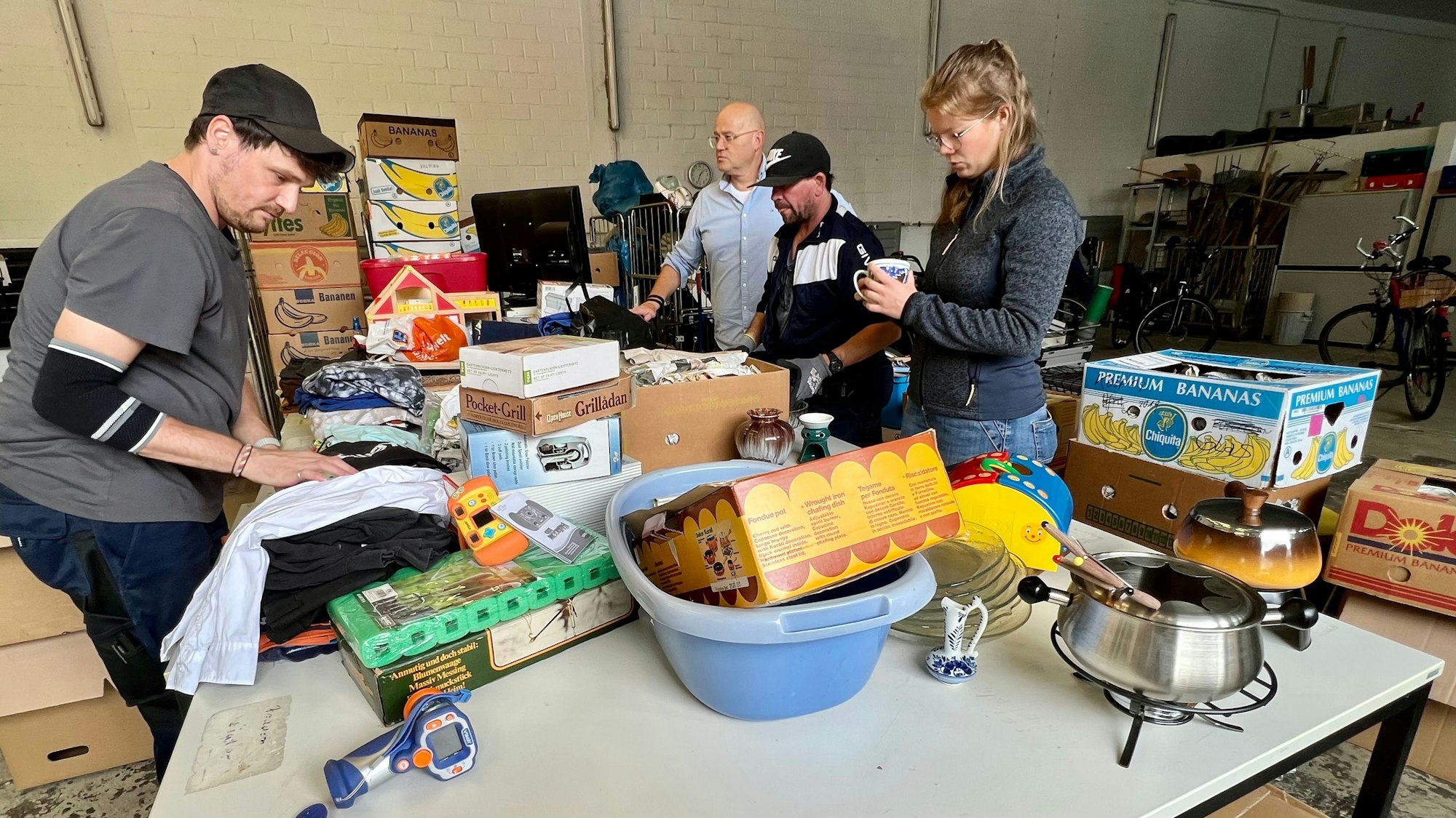 Mehr als 3000 Spender haben in diesem Jahr bereits wiederverwendbare Alltagsgegenstände an die "Tafel der Dinge" gespendet, die unter Anleitung von Pia Wimmershoff (rechts) geprüft, sortiert und zur Wiederverwendung geordnet werden.