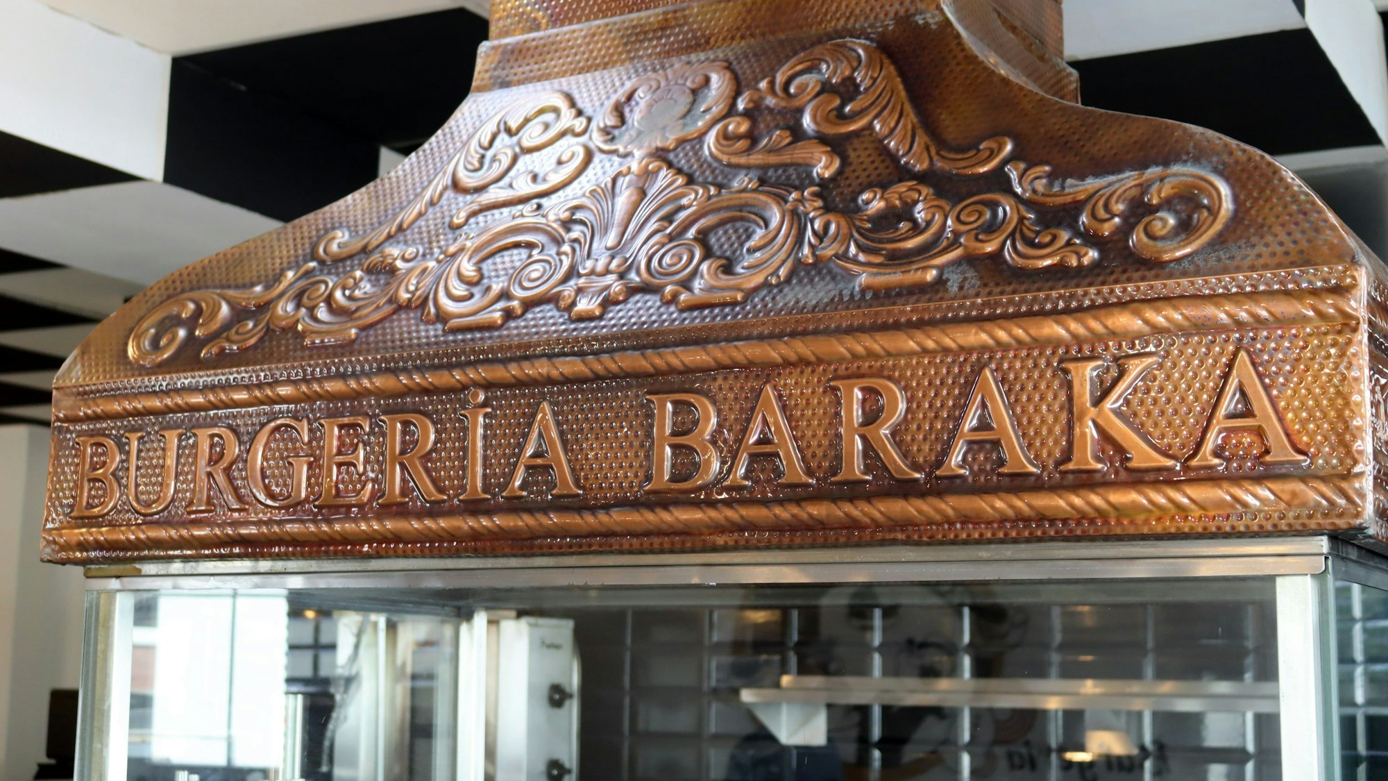 Eine Metallhaube trägt den Schriftzug „Burgeria Baraka“.